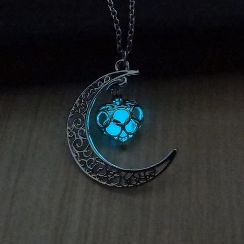 Collar Con Colgante De Luna Hueca Corazón Luminoso Aleación Cadena Acero Inoxidable Brilla En La Oscuridad Para Mujeres