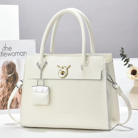 Borsa Da Donna In Pelle PU Trama Litchi Fibbia A Cervo Dorata Grande Capacità Borsa A Tracolla Con Mini Ciondolo Chic
