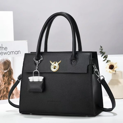Borsa Da Donna In Pelle PU Trama Litchi Fibbia A Cervo Dorata Grande Capacità Borsa A Tracolla Con Mini Ciondolo Chic