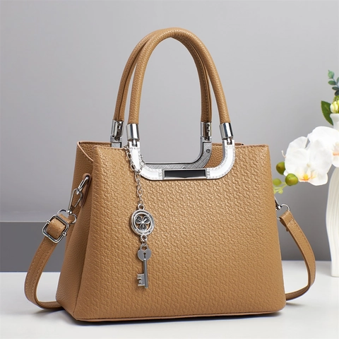 Women Handbag PU Leather Litchi Texture Large Capacity Shoulder Bag With Silver Hardware And Clover Key Pendant Elegant