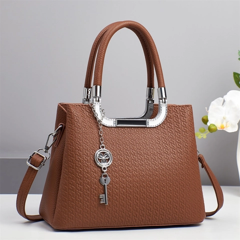 Women Handbag PU Leather Litchi Texture Large Capacity Shoulder Bag With Silver Hardware And Clover Key Pendant Elegant