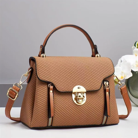 Sac À Main Élégant En Cuir PU À Texture Tissée Avec Serrure Dorée Poignée Supérieure Sac Bandoulière Femme Versatile