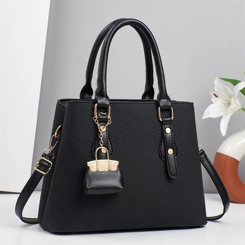 Sac À Main Femme Cuir PU Texture Diagonale Quincaillerie Dorée Sac Bandoulière Grande Capacité Avec Mini Charme