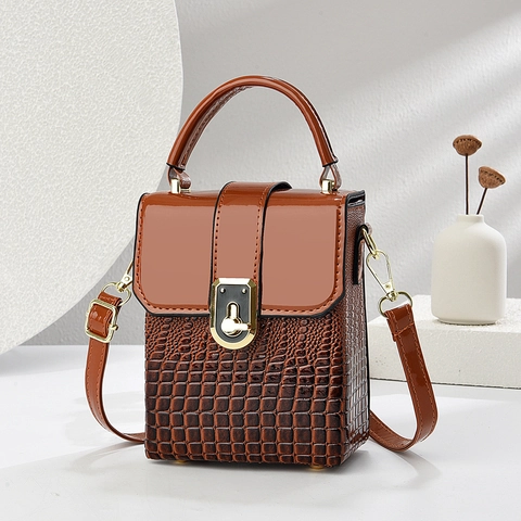 Sac À Main Femme Rétro En Cuir PU Motif Crocodile Patchwork Rabat Brillant Sac Bandoulière Avec Serrure Métal Poignée