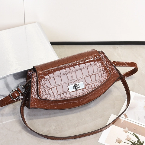 Women Shoulder Bag Crocodile Embossed PU Leather Underarm Handbag Retro Elegant Fashion Flap Silver Metal Turn Lock Purse