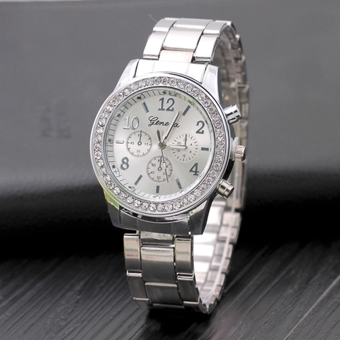 Elegante Damen Quarzuhr Mit Legierungskette Und Strasslünette Dekorative Hilfszifferblätter Rundes Zifferblatt Lässige Mode