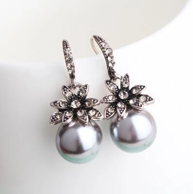 Vintage Flower Artificial Pearl Dangle Earrings For Women Retro Copper Alloy Rhinestone Floral Drop Ear Jewelry Elegant Accessory