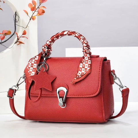 Sac À Main Femme En Cuir PU Sac Bandoulière Motif Litchi Poignée Foulard Satin Pendentif Étoile Serrure Métal Tendance