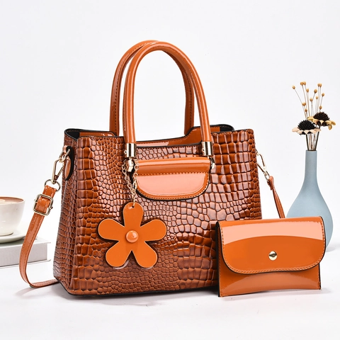 Sac À Main Femme Cuir PU Motif Crocodile Verni Brillant Grande Capacité Bandoulière Petite Pochette Pendentif Fleur Élégant