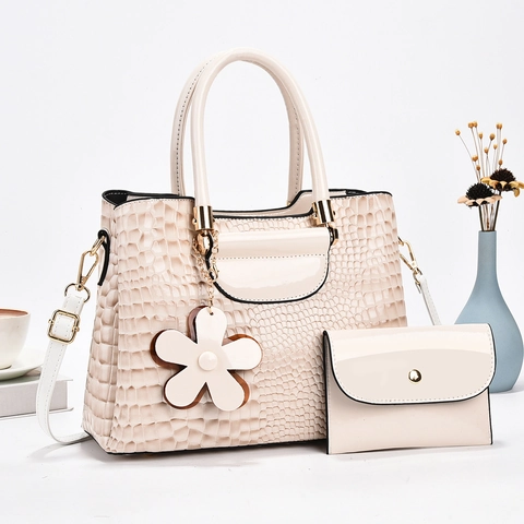 Sac À Main Femme Cuir PU Motif Crocodile Verni Brillant Grande Capacité Bandoulière Petite Pochette Pendentif Fleur Élégant