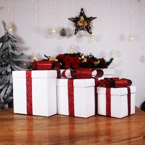 Weihnachtsdekoration Zubehör Weihnachtsbaum Basis Ornamente Weiße Geschenktüte Geschenkbox Dekoration Hotel Fenster Szene Arrangement