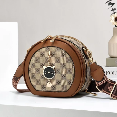 Women Round Crossbody Bag PU Leather Checkerboard Pattern Cat Pendant Wide Strap Zipper Shoulder Purse