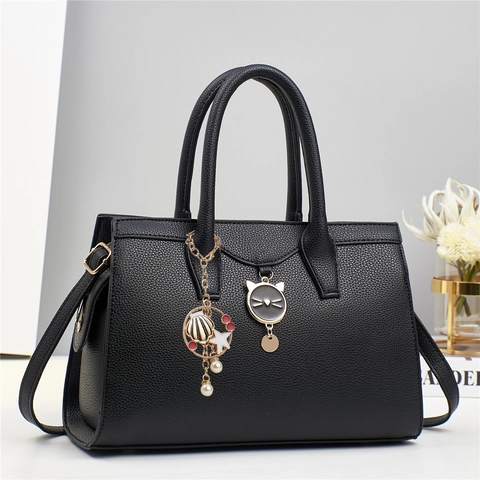 Borsa A Mano Donna Pelle PU Motivo Litchi Grande Capacità Borsa A Tracolla Con Pendente Gatto E Ciondolo Conchiglia Versatile