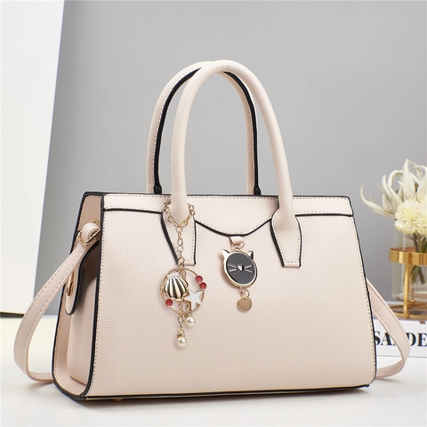 Borsa A Mano Donna Pelle PU Motivo Litchi Grande Capacità Borsa A Tracolla Con Pendente Gatto E Ciondolo Conchiglia Versatile