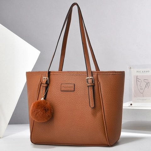 Bolsos De Mano Mujer Gran Capacidad Cuero PU Patrón Lichi Tote Para Viaje Diario Moda Bolso De Hombro Con Bola De Peluche