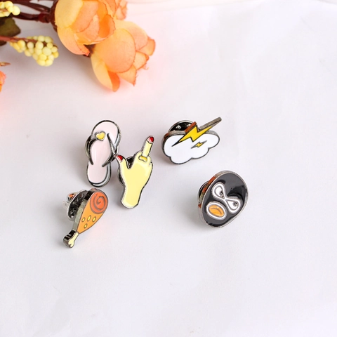 Neuheit Cartoon Emaille Broschen Legierung Tropföl Pins Für Kleidung Taschen Verschiedene Formen Schmuck