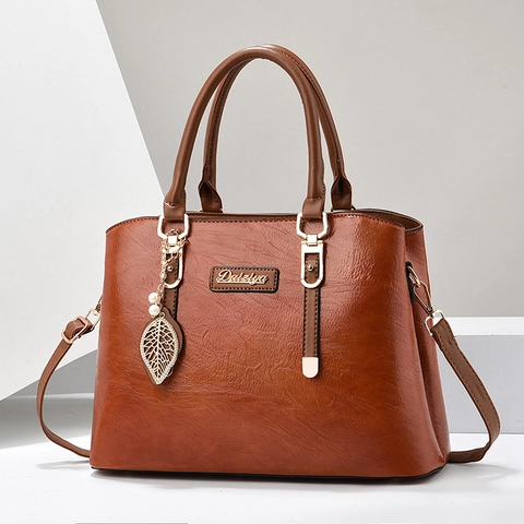 Sac À Main Femme En Cuir PU Motif Litchi Grande Capacité Sac À Bandoulière Avec Pendentif Feuille Künstliche Perle
