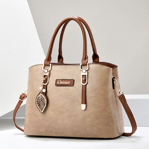 Sac À Main Femme En Cuir PU Motif Litchi Grande Capacité Sac À Bandoulière Avec Pendentif Feuille Künstliche Perle