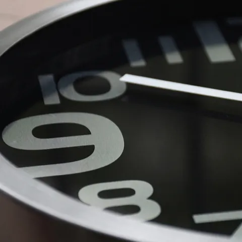 Orologio Da Parete Moderno Alluminio Metallo Rotondo Silenzioso Quarzo Grandi Numeri Per Soggiorno Cucina Ufficio Arredo