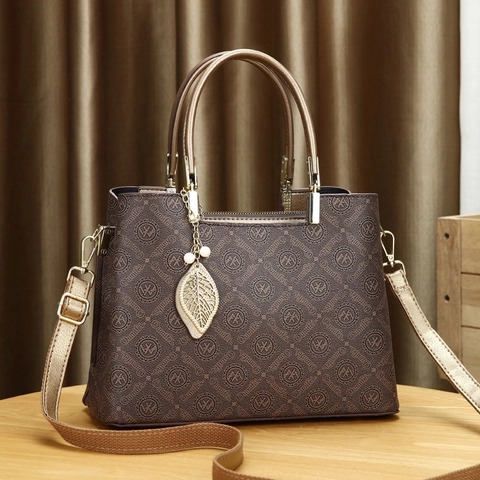 Sac À Main Femme En Cuir PU Imprimé Monogramme Vintage Avec Pendentif Feuille En Métal Grande Capacité Bandoulière Réglable