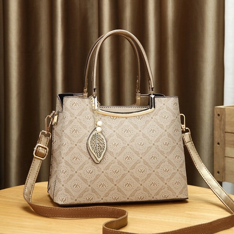 Bolso De Mano Vintage Estampado Monograma Cuero PU Bolso Bandolera Con Colgante Hoja Metal Gran Capacidad Mujer