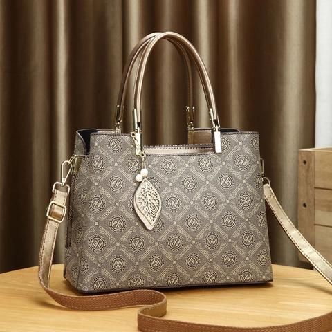 Sac À Main Femme En Cuir PU Imprimé Monogramme Vintage Avec Pendentif Feuille En Métal Grande Capacité Bandoulière Réglable