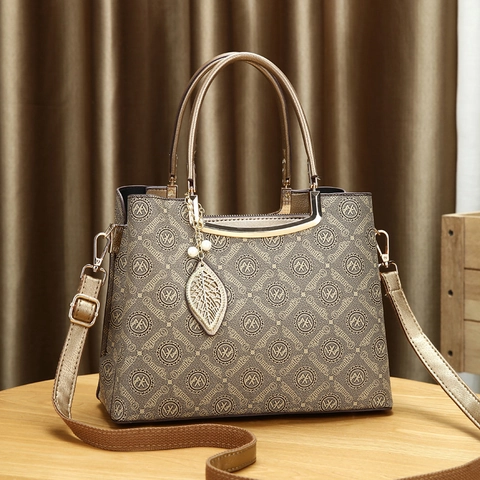 Bolso De Mano Vintage Estampado Monograma Cuero PU Bolso Bandolera Con Colgante Hoja Metal Gran Capacidad Mujer