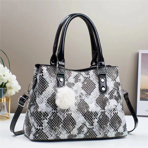 Handtas Met Slangenpatroon PU Leer Color Block Tote Bag Met Bontbal Hanger Afneembare Schouderriem Chic Tas