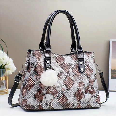 Handtas Met Slangenpatroon PU Leer Color Block Tote Bag Met Bontbal Hanger Afneembare Schouderriem Chic Tas