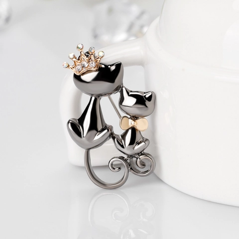Cute Cartoon Couple Cats Brooch With Crown And Bow Tie Rhinestone Alloy Animal Lapel Pin Jewelry Accessory For Women Gift