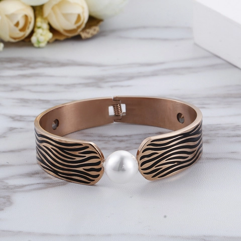 Brazalete Pulsera Chapado Oro Rosa Acero Inoxidable Con Patrón Esmalte Cebra Perla Artificial Blanca Grande Magnetoterapia Mujer