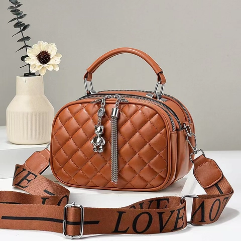 Sac À Épaule En Cuir PU À Motifs Diamant Matelassé Sac À Main À Fermetures Éclair Multi-couches Avec Pendentif Ours Pour Femmes