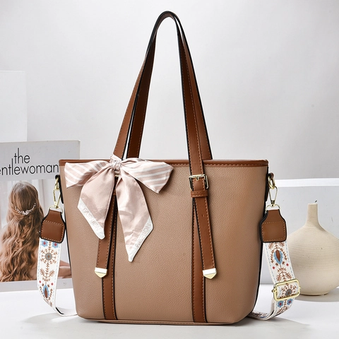 Borsa a Secchiello da Donna Grande Capacità in Pelle PU Motivo Litchi Borsa a Spalla Con Sciarpa di Raso e Tracolla Ricamata