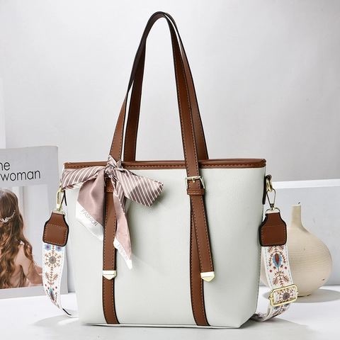 Borsa a Secchiello da Donna Grande Capacità in Pelle PU Motivo Litchi Borsa a Spalla Con Sciarpa di Raso e Tracolla Ricamata
