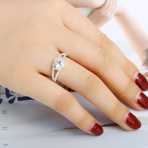 Anello Halo A Forma Di Cuore Zircone Taglio Tondo Lega Gambo Diviso Gioielli Da Sposa Scintillanti Per Donna