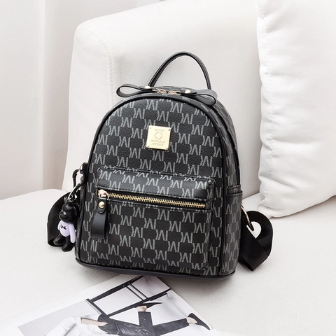 Damen Mode Rucksack PU Leder Buchstaben Monogramm Druck Mit Bärenanhänger Und Schleife Große Kapazität Lässige Reisetasche