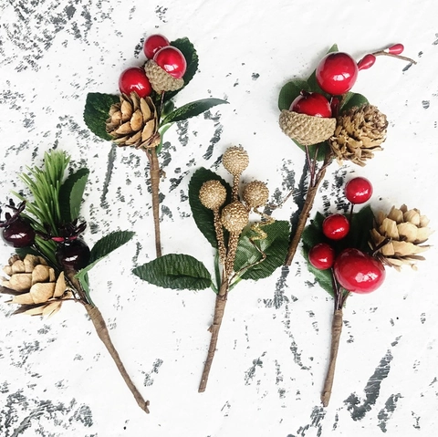 Künstliche Weihnachtsblumen Pine Cones Rote Beeren Grüne Blätter Kunststoff Zweige DIY Basteln Geschenk Karten Dekoration Zubehör