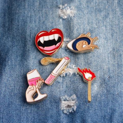Spilla Smaltata Cartone Animato Lega Cuore Vampiro Fiamma Fiammifero Calice Da Vino Occhio Blu Sigaretta Per Zaino Giacca Di Jeans Spilla Novità