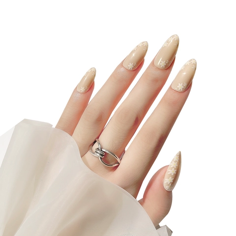 Unghie Finte A Pressione Con Motivi A Margherita E Fiamme Nere Forme A Mandorla E Bara Per Un Elegante Decorazione Delle Mani E Manicure