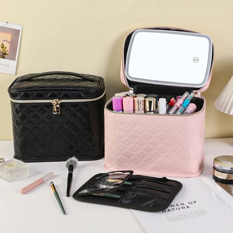 Make-up Koffer Met LED Spiegel Gewatteerd PU Leer Reis Cosmetische Tas Draagbare Grote Capaciteit Dimbare Licht Vanity Organizer