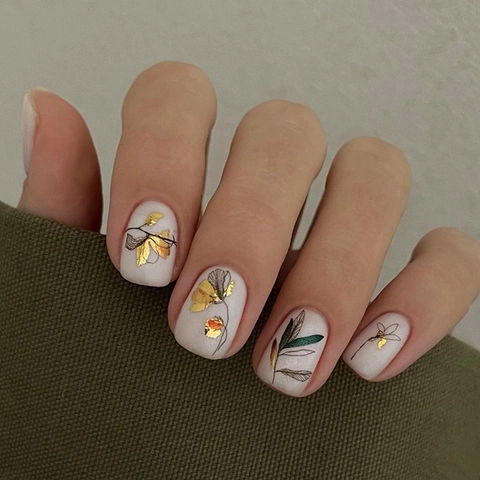 Short Square Press On Nails Matte Milk White Floral Plant Silhouette Gold Foil Retro Elegant Artificial Fingernails