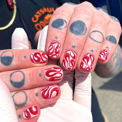 Kurze Eckige Künstliche Nägel ABS Kunststoff Rotes Schlangenmuster Abstrakte Wellen Glamourös Halloween Stil Frauen