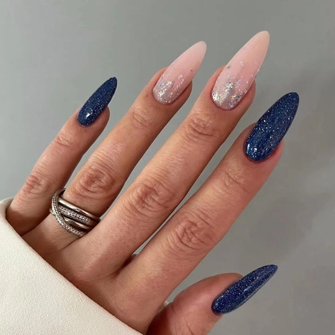 Deep Blue Starry Sky Amandel Press On Nails Met Zilveren Glitter Gradiënt Elegante Manicure Voor Vrouwen