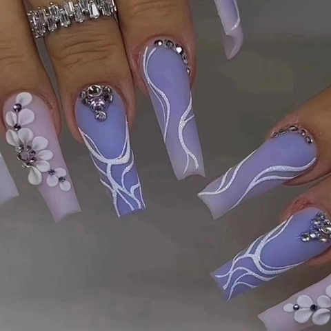 Unghie Finte Lunghe Coffin Sfumatura Viola Con Fiori 3D E Strass Unghie Artificiali Per Donna