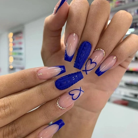 Royal Blue French Tip Press On Nagels Hartpatroon Rhinestone Sweater Textuur Lange Coffin Kunstnagels Valse Nagels Vrouwen