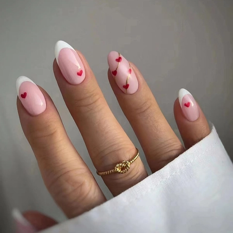 Unghie Finte Forma Mandorla French Punte Bianche Base Rosa Cuore Rosso Linee Dorate Dolce Elegante Per Donne