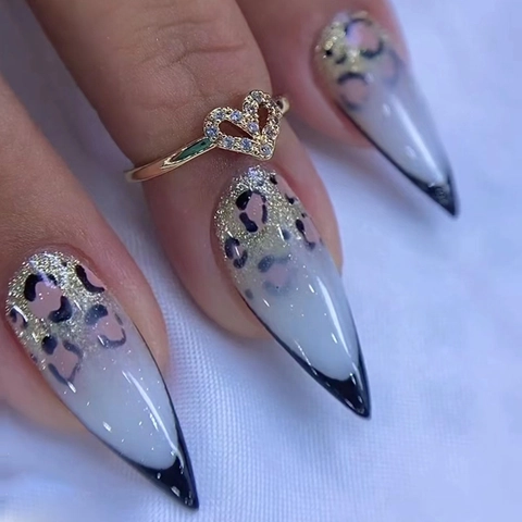 Lange Stiletto Plaknagels Zwarte French Tip Luipaardprint Gouden Glitters Spicy Girl Stijl Glanzend Acryl Kunstvinger