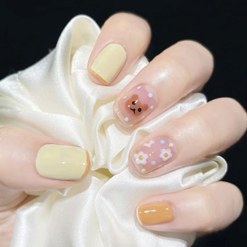 Cute Cartoon Bear Daisy Press On Nails Short Square Round Artificial Fake Nails Manicure Accessories For Women