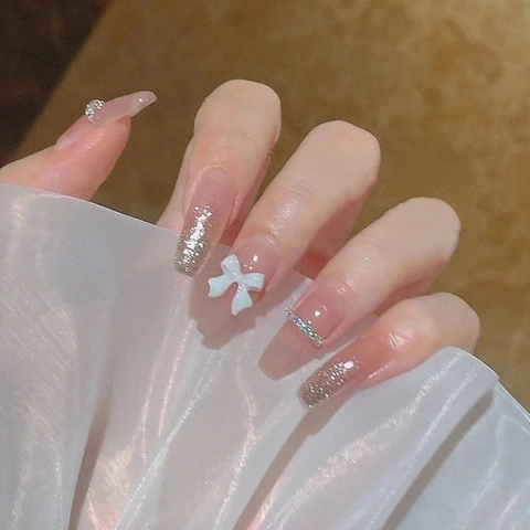 Faux Ongles Coffin Dégradé Rose Nu Avec Nœud 3D Et Strass Paillettes Argentées Ongles Élégants Pour Femmes
