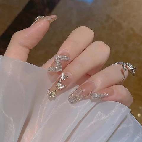Unghie Finte Lunghe Coffin Sfumate Rosa Nude Glitter Resina Con Farfalla In Metallo 3D E Perla Artificiale